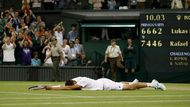 Lukáš Rosol na trávě v All England Clubu po závěrečném míčku.