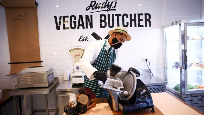 V Londýně otevřelo první veganské řeznictví. Na pultech má párečky i slaninu ze sóji