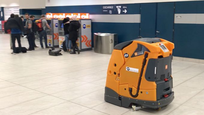 Uklízecí firma ISS na pražském letišti testuje autonomního mycího robota. Pokud se osvědčí, lidská pracovní síla na mytí podlah už nebude potřeba.