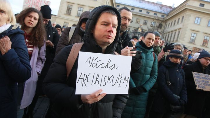 Nechci se stydět, že jsem katolička. Proč lidé hájí kněze Váchu proti arcibiskupovi