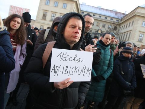 Nechci se stydět, že jsem katolička. Proč lidé hájí kněze Váchu proti arcibiskupovi