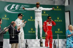 Hamilton je doma neporazitelný. V Silverstone vyhrál popáté, lídra MS Vettela zradila pneumatika