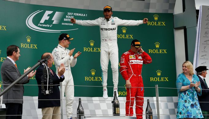 Lewis Hamilton slaví na podiu domácí triumf