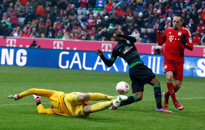 Theo Gebre Selassie si střílí vlastní gól v zápase s Bayernem Mnichov