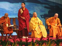 Tibetský duchovní pančenláma, který promluvil na fóru, byl do funkce dosazen Pekingem. Mnoho Tibeťanů jej neuznává.