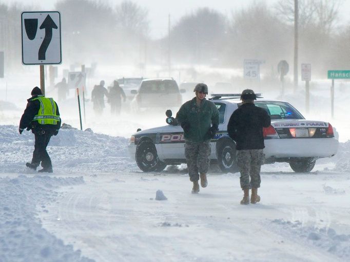 Příslušníci wisconsinské národní gardy pomáhají řidičům, kteří uvízli na silnici u hory Mt. Pleasant.