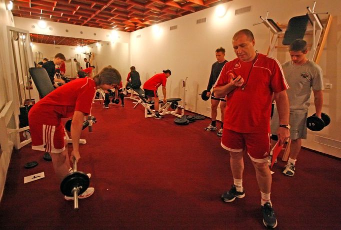 Spartak Moskva. Velmi tvrdý trénink části týmu v posilovně vedl kondiční trenér Vladimír Kapulovský (vpravo). 2008