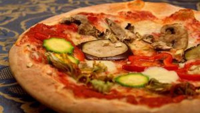 Velikost a energetickou hodnotu porcí pizzi si lidé pletou nejčastěji.