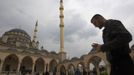 Muslim men arrive for Friday prayers at the central mosque in the Chechen capital Grozny April 26, 2013. The naming of two Chechens, Dzhokhar and Tamerlan Tsarnaev, as suspects in the Boston Marathon bombings has put Chechnya - the former site of a bloody separatist insurgency - back on the world's front pages. Chechnya appears almost miraculously reborn. The streets have been rebuilt. Walls riddled with bullet holes are long gone. New high rise buildings soar into the sky. Spotless playgrounds are packed with children. A giant marble mosque glimmers in the night. Yet, scratch the surface and the miracle is less impressive than it seems. Behind closed doors, people speak of a warped and oppressive place, run by a Kremlin-imposed leader through fear. Picture taken April 26, 2013. REUTERS/Maxim Shemetov (RUSSIA - Tags: SOCIETY POLITICS RELIGION) ATTENTION EDITORS: PICTURE 05 OF 40 FOR PACKAGE 'INSIDE MODERN CHECHNYA'. SEARCH 'REBUILDING CHECHNYA' FOR ALL IMAGES Published: Kvě. 1, 2013, 7:19 dop.