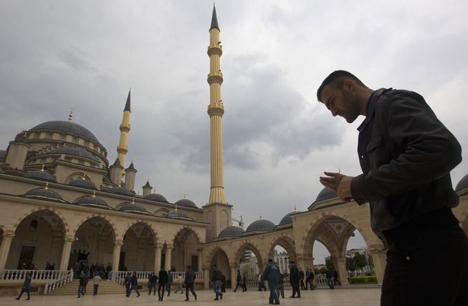 Muslim men arrive for Friday prayers at the central mosque in the Chechen capital Grozny April 26, 2013. The naming of two Chechens, Dzhokhar and Tamerlan Tsarnaev, as suspects in the Boston Marathon bombings has put Chechnya - the former site of a bloody separatist insurgency - back on the world's front pages. Chechnya appears almost miraculously reborn. The streets have been rebuilt. Walls riddled with bullet holes are long gone. New high rise buildings soar into the sky. Spotless playgrounds are packed with children. A giant marble mosque glimmers in the night. Yet, scratch the surface and the miracle is less impressive than it seems. Behind closed doors, people speak of a warped and oppressive place, run by a Kremlin-imposed leader through fear. Picture taken April 26, 2013. REUTERS/Maxim Shemetov (RUSSIA - Tags: SOCIETY POLITICS RELIGION) ATTENTION EDITORS: PICTURE 05 OF 40 FOR PACKAGE 'INSIDE MODERN CHECHNYA'. SEARCH 'REBUILDING CHECHNYA' FOR ALL IMAGES Published: Kvě. 1, 2013, 7:19 dop.