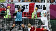 Helder Postiga střílí gól Stephanu Andersenovi a zvyšuje na 2:0 pro Portugalsko.