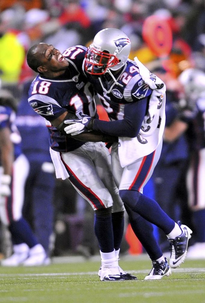 Matthew Slater (vlevo) a Kyle Arrington se radují z postupu New England Patriots do Super Bowlu