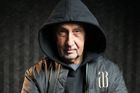 Babiš lechtá mladé na bradě. AB merchem rozjel fenomén, který nejde zastavit