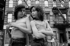 Dee a Lisa na ulici Mott Street (Malá Itálie, New York City, 1976). Ukázka z díla fotografky Susan Meiselasové.