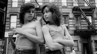 Dee a Lisa na ulici Mott Street (Malá Itálie, New York City, 1976). Ukázka z díla fotografky Susan Meiselasové.