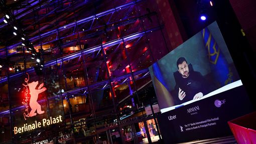 Ukrajinský prezident Volodymyr Zelenskyj promluvil přes video na zahájení filmového festivalu Berlinale v německé metropoli.