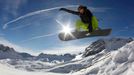 Snowboardista ve skoku na nejvyšší hoře Německa - Zugspitze, poblíž Garmisch-Partenkirchenu.