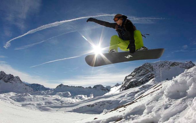 Snowboardista ve skoku na nejvyšší hoře Německa - Zugspitze, poblíž Garmisch-Partenkirchenu.