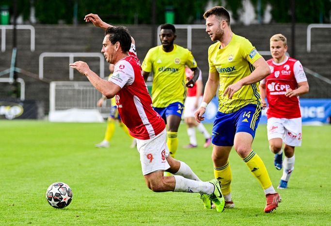 Pavel Černý z Pardubic a Martin Cedidla ze Zlína v zápase 4. kolo nadstavby Fortuna:Ligy.