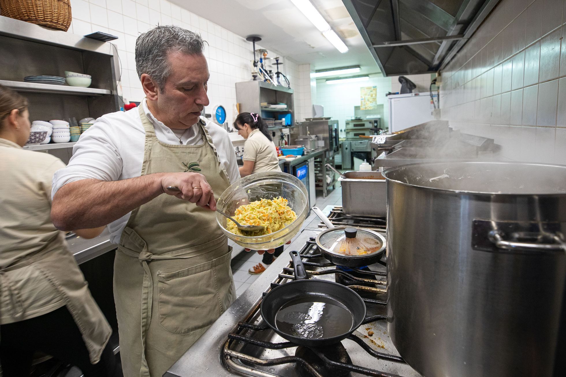 Restaurace Jerusalem v Praze a její majitel Avi Ben Perez připravující tradiční pokrm latkes (bramborák) na židovský svátek Chanuka