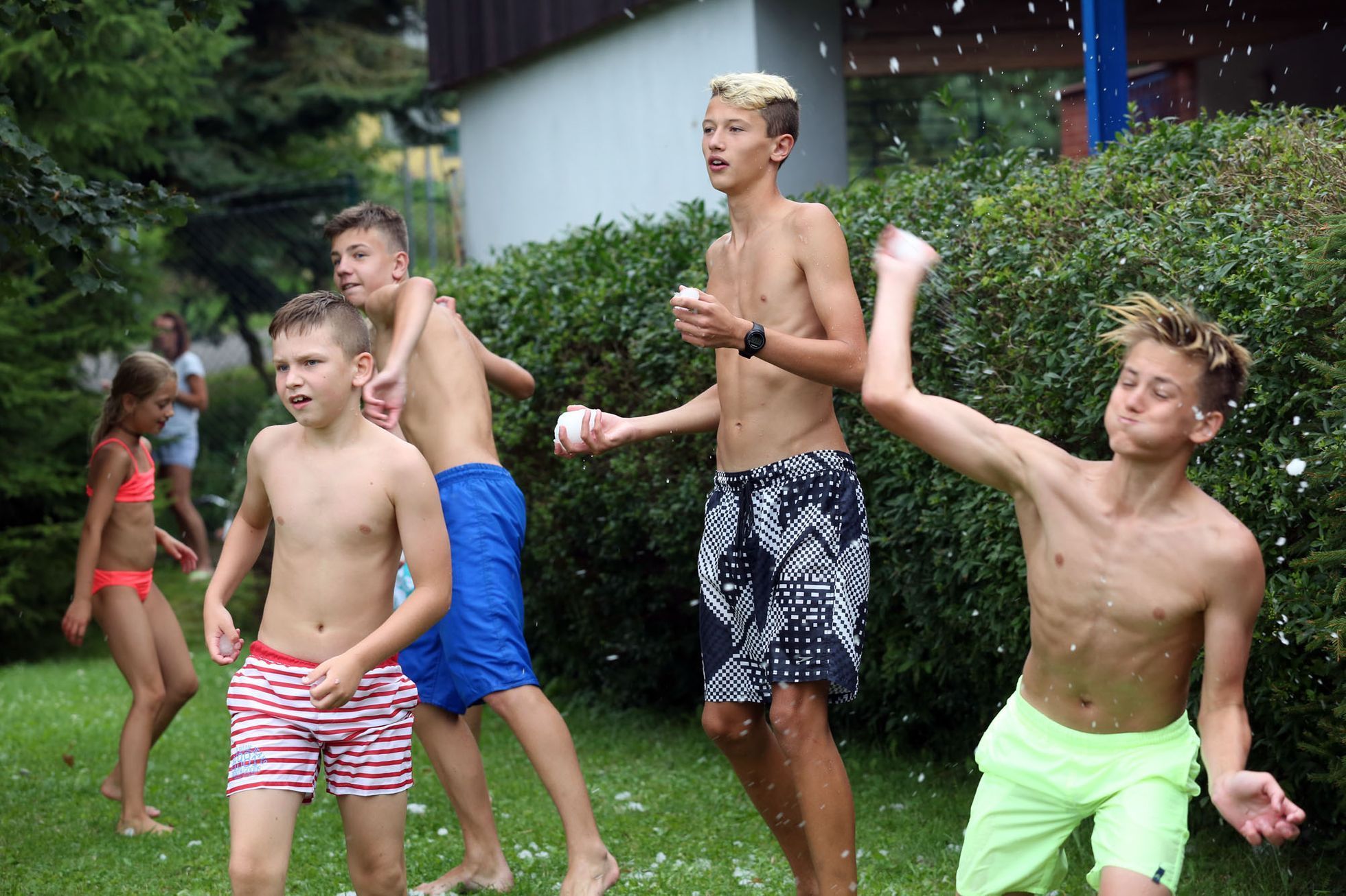 Sněhová bitva v parném létě