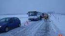 Vše dobře dopadlo. Hasiči dostali autobus na silnici, cestující počkali v hasičském autě na další spoj.