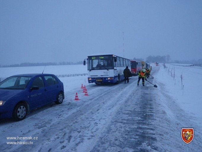 Vše dobře dopadlo. Hasiči dostali autobus na silnici, cestující počkali v hasičském autě na další spoj.