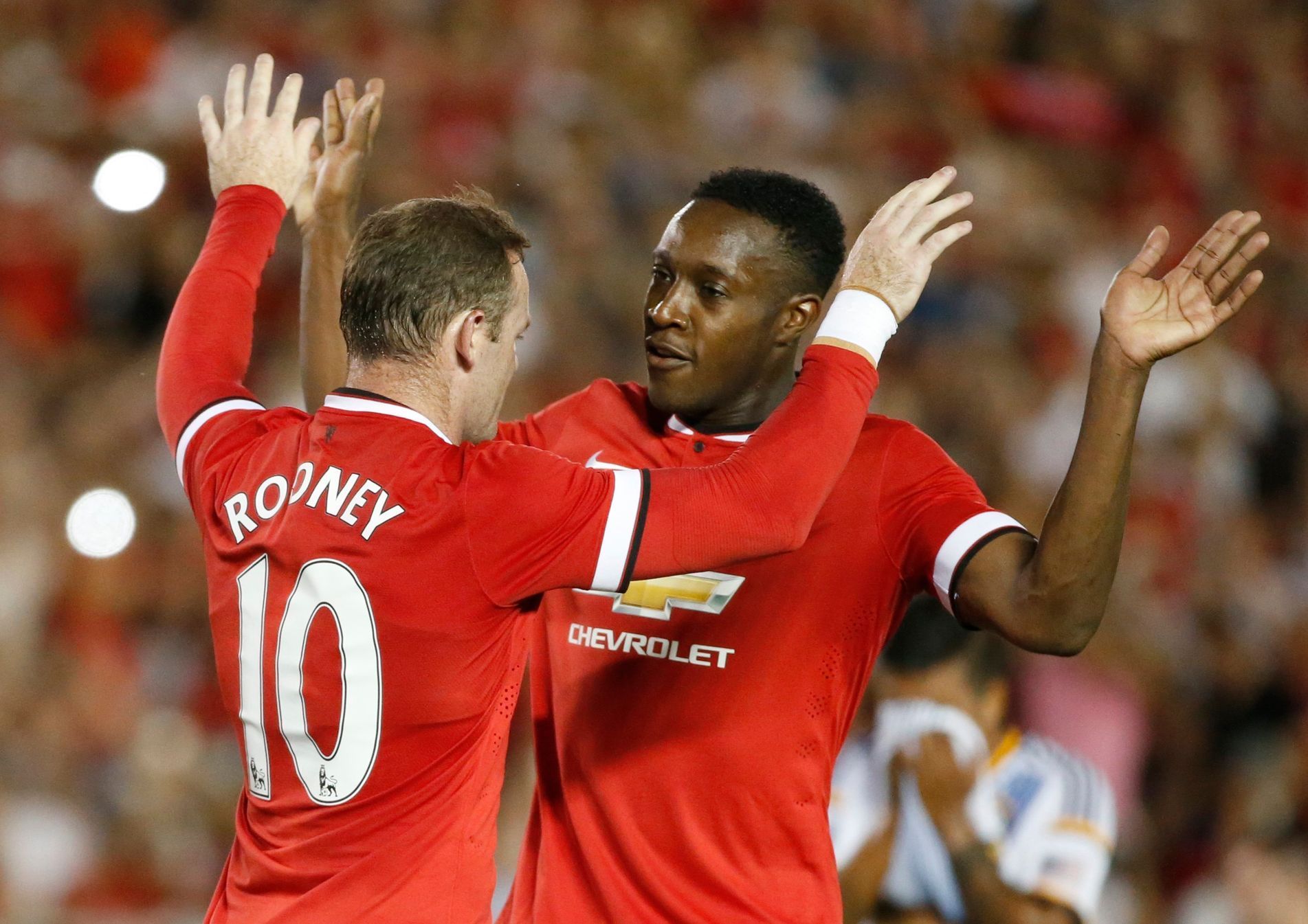 Rooney a Welbeck slaví gól do sítě LA Galaxy