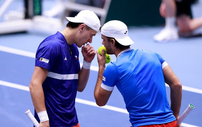 Jakub Menšík a Adam Pavlásek ve čtyřhře daviscupového zápasu Česko - Jižní Korea