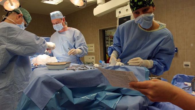 Příprava transplantačního programu trvá až sedm let a musí se dobře zvážit potřeba a možnosti, říká lékař Pavel Trunečka z pražského IKEMU. V současnosti čeká na orgán přes šest set pacientů.