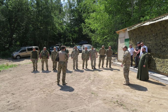 Velitel Ihor Hryb mluví k nastoupené jednotce teritoriální obrany.