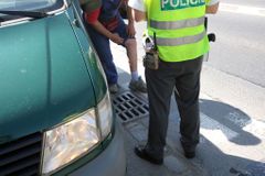 Řidič i policisté mohou do vězení. Kvůli bedně alkoholu