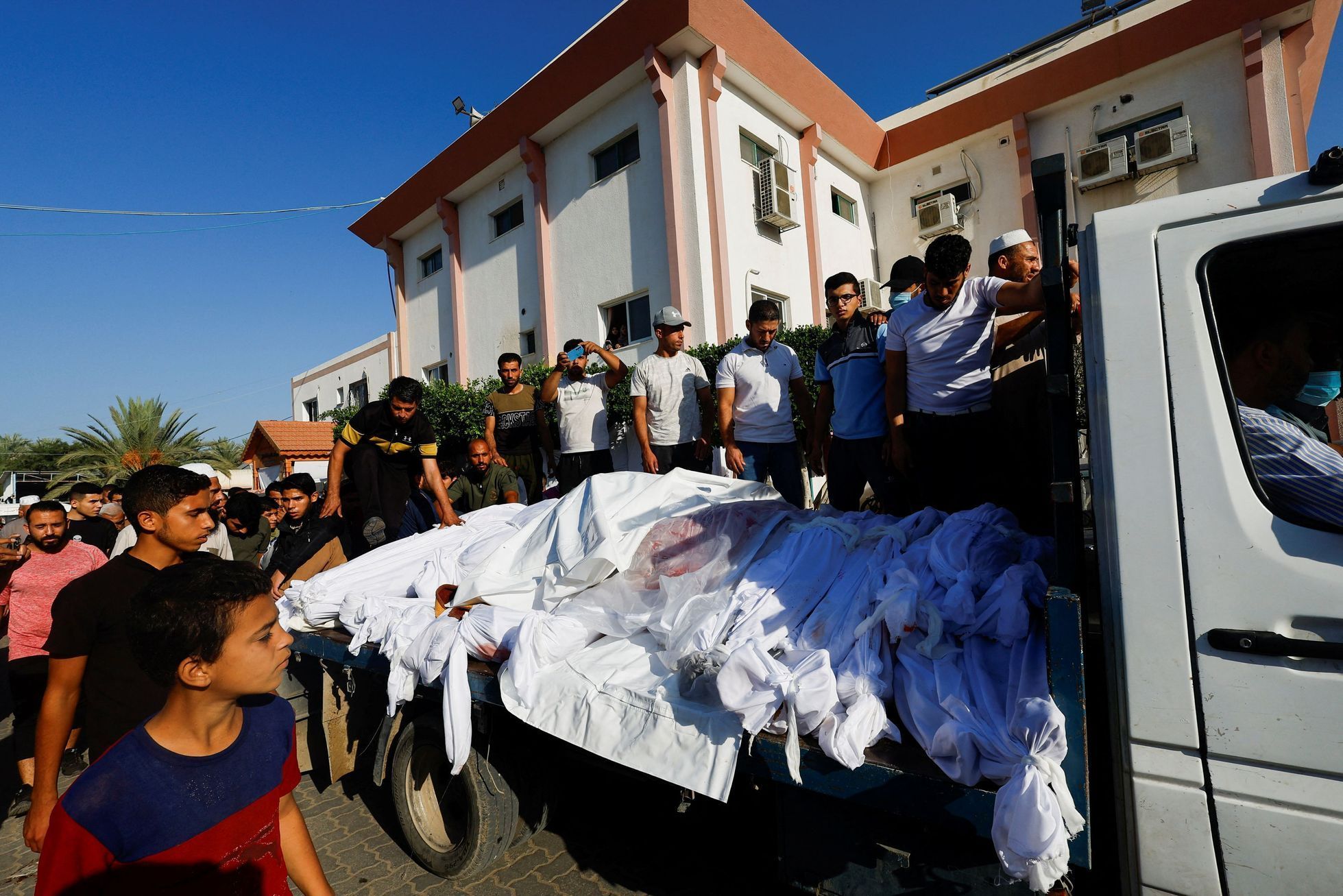 Sbírání těl po izraelském útoku na Chán Júnis v Pásmu Gazy.