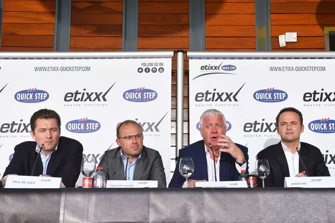 Šéf týmu Etixx - Quick-Step Patrick Lefevere (druhý zprava) vedle zástupců týmových sponzorů.