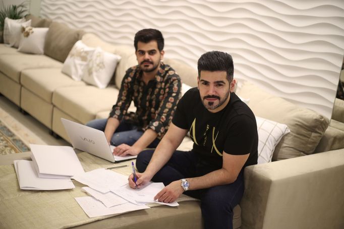 Bahrajnští bratři Muhammad (vlevo) a Alí Abdal Halím Šamsovi, kteří napsali scénář.