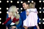 První dáma Melania Trumpová po zabití Charlieho Kirka vyzvala k soucitu. "Charlieho děti budou vychovávány s příběhy místo vzpomínek, s fotografiemi místo smíchu a s tichem tam, kde by se měl ozývat hlas jejich otce," uvedla první dáma v prohlášení zveřejněném na sociálních sítích.