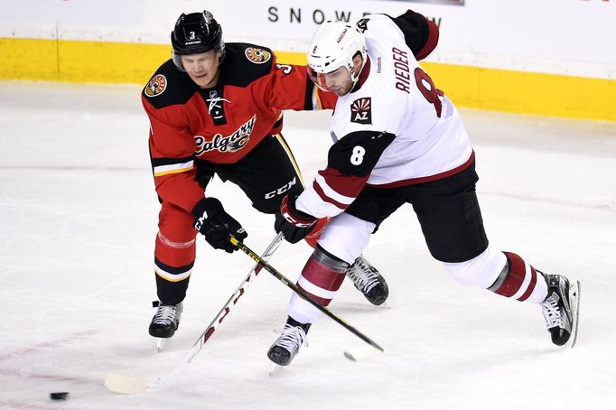 Jyrki Jokipakka (Calgary) a Tobias Rieder (Arizona)