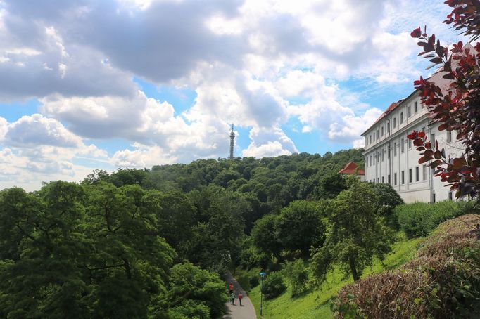 Před 130 lety se začala stavět Petřínská rozhledna v Praze