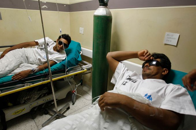 Horníci v nemocnici. Devítku horníků vysvobodili záchranáři z dolu ve města Ica, Peru - incident z dubna 2012