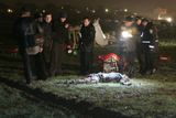 Policejní vyšetřovatelé na místě havárie českého charterového letadla poblíž ukrajinského Kyjeva