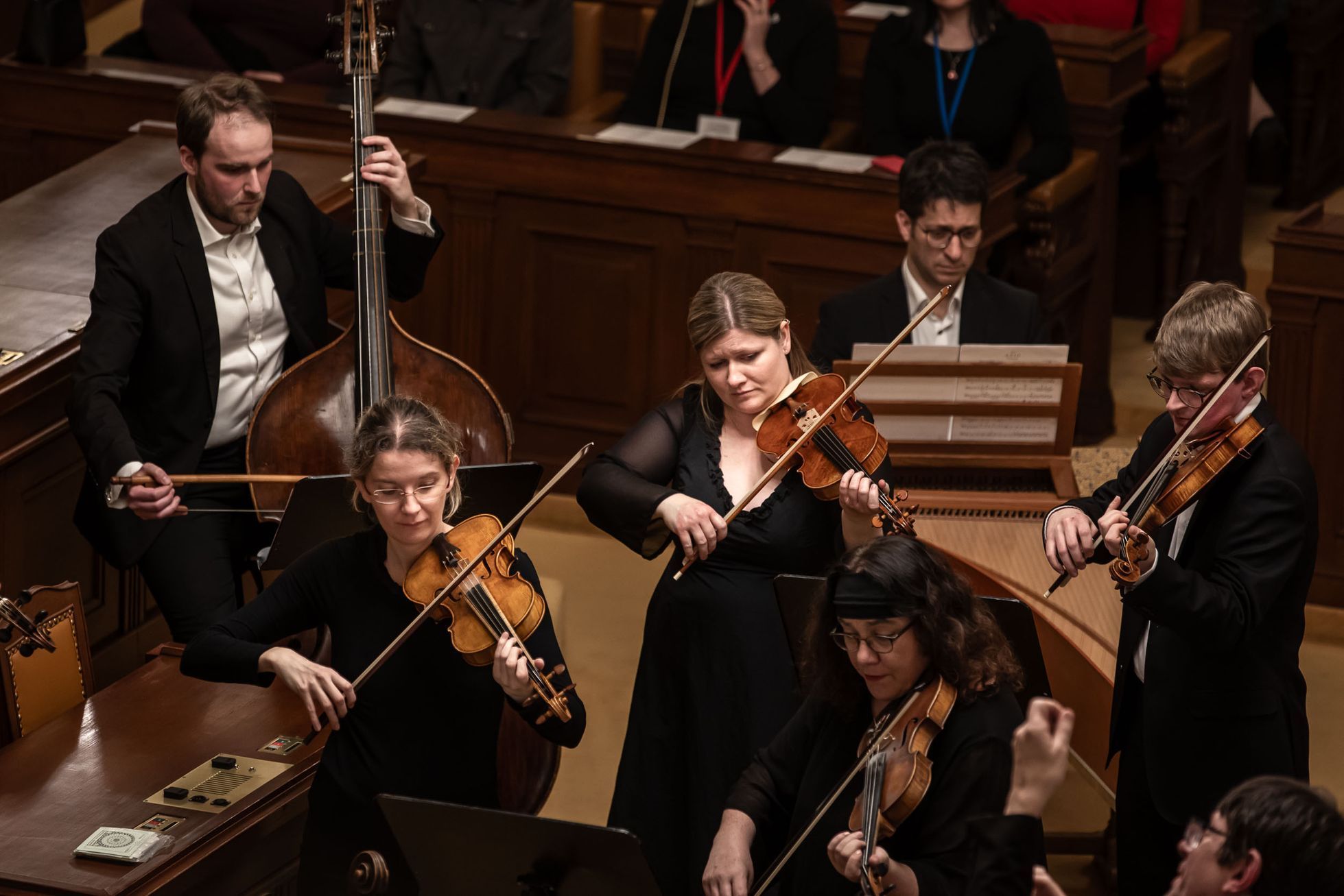 Opera v jednacím sále poslanecké sněmovny, zpívá Vojtěch Dyk a Simona Šaturová