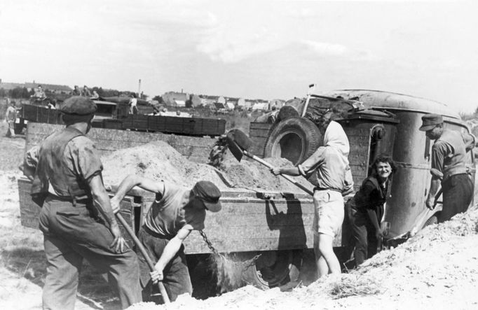 Archivní snímek z blokády západní části Berlína a následném vzniku „leteckého mostu“, která byl odstartován  24.6. 1948.