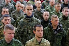 Oni tě zastřelí, když se vrátíš? Ruský voják v odposlechu popsal nemilosrdný "úklid"