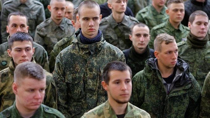 Ruští vojáci při nástupu v Doněcku.
