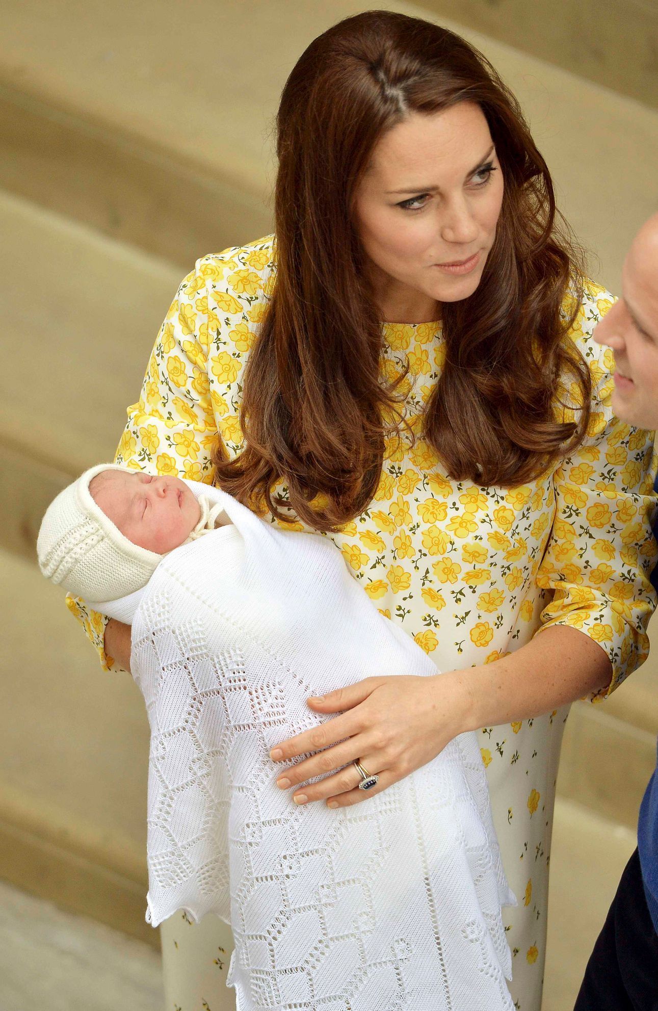 Kate ukazuje dceru po porodu, 2. května 2015