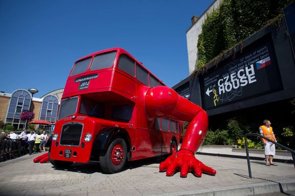 Klikající autobus Davida Černého v Londýně.