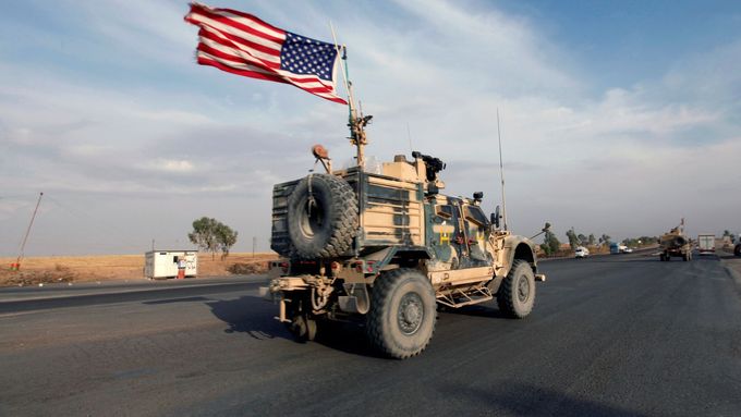 Konvoj amerických vojáků projíždí městem Irbíl v Iráku poté, co se stáhl ze severní Sýrie.