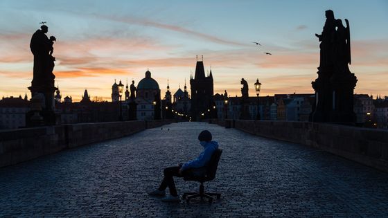 Roušky, prázdná Praha i protesty. Český rok s covidem očima fotoreportérů Aktuálně.cz