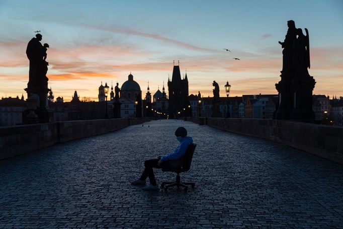 Průřez tvorbou fotografa Economie Lukáše Bíby za rok 2020.