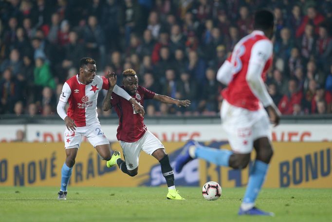 Benjamin Tratore a Guélor Kanga v derby Sparta - Slavia.